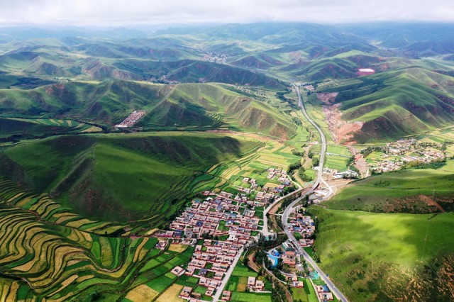这是2020年8月12日拍摄的甘肃省甘南藏族自治州卓尼县阿子滩镇阿子滩村（无人机照片）。